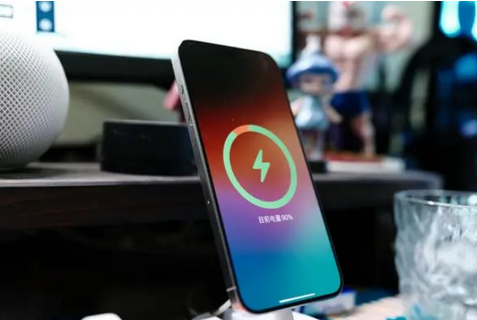 东光苹果15换屏服务分享用什么充电器给iPhone15充电更好 